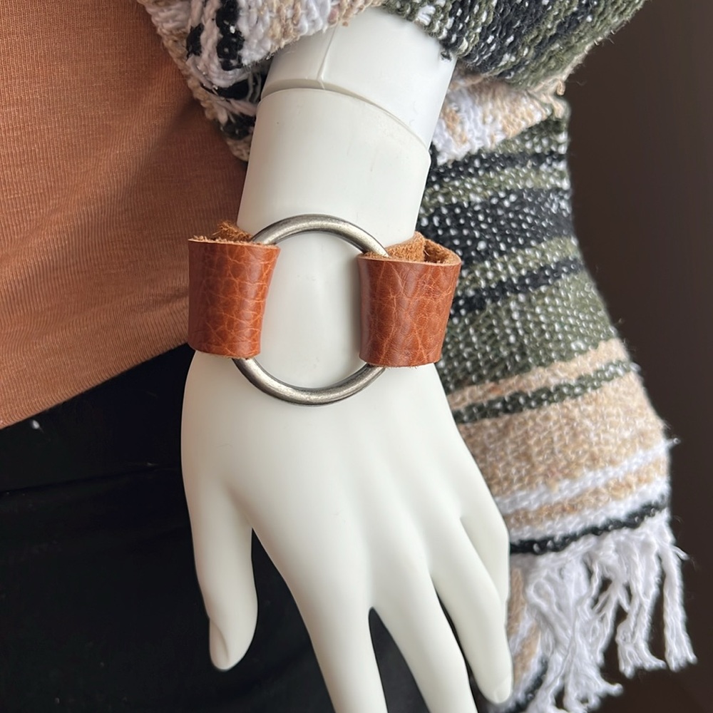 MINIMALIST LEATHER WRAP BRACELET WITH RING - BRUSHED nickel
